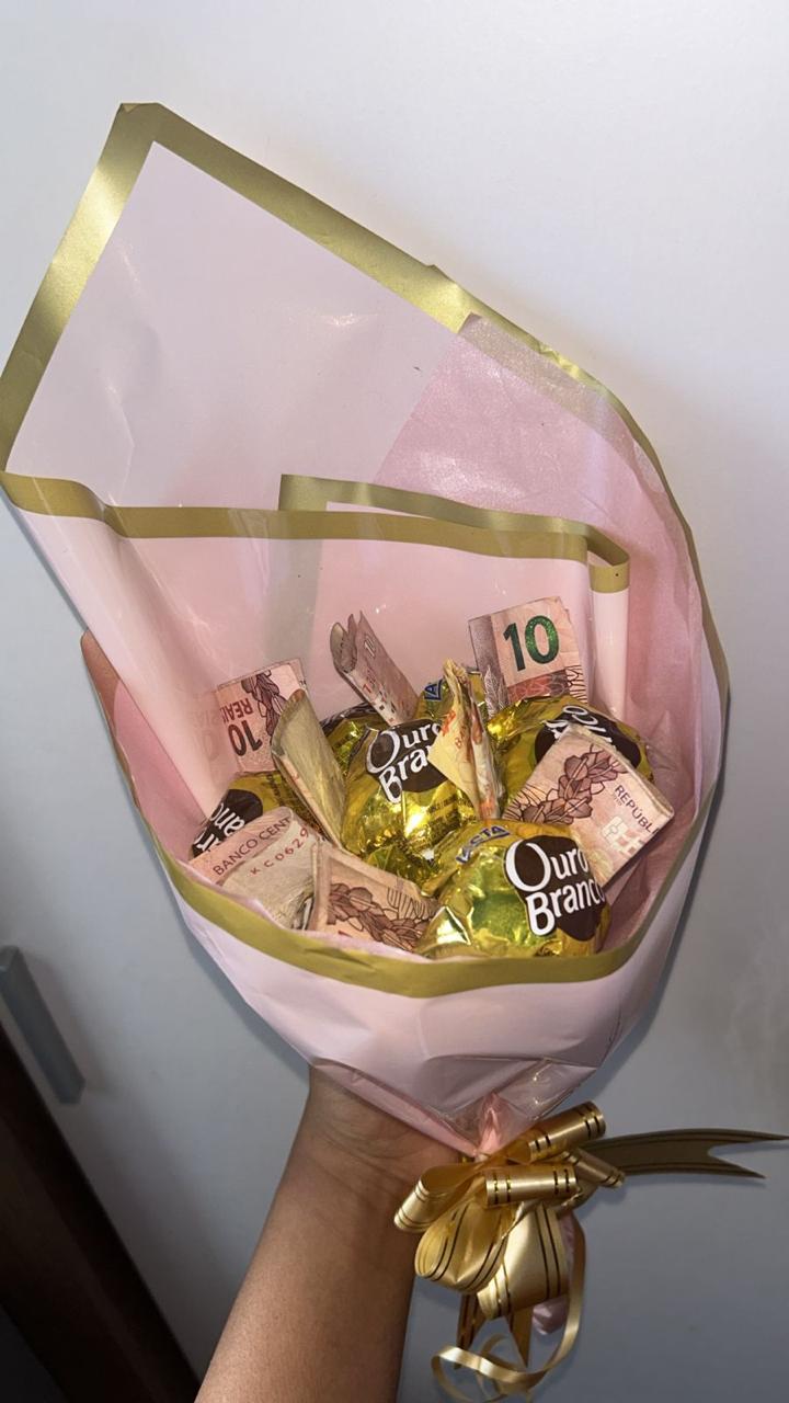 Buquê de chocolates com notas de dinheiro