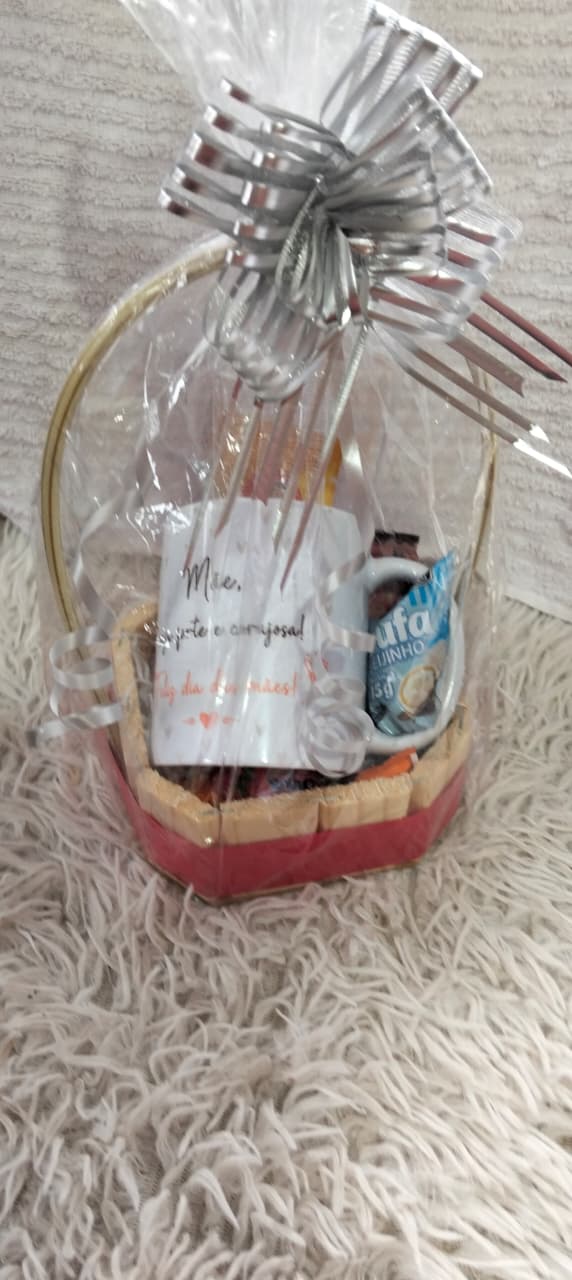 Cesta prata com caneca e doces para Dia das Mães